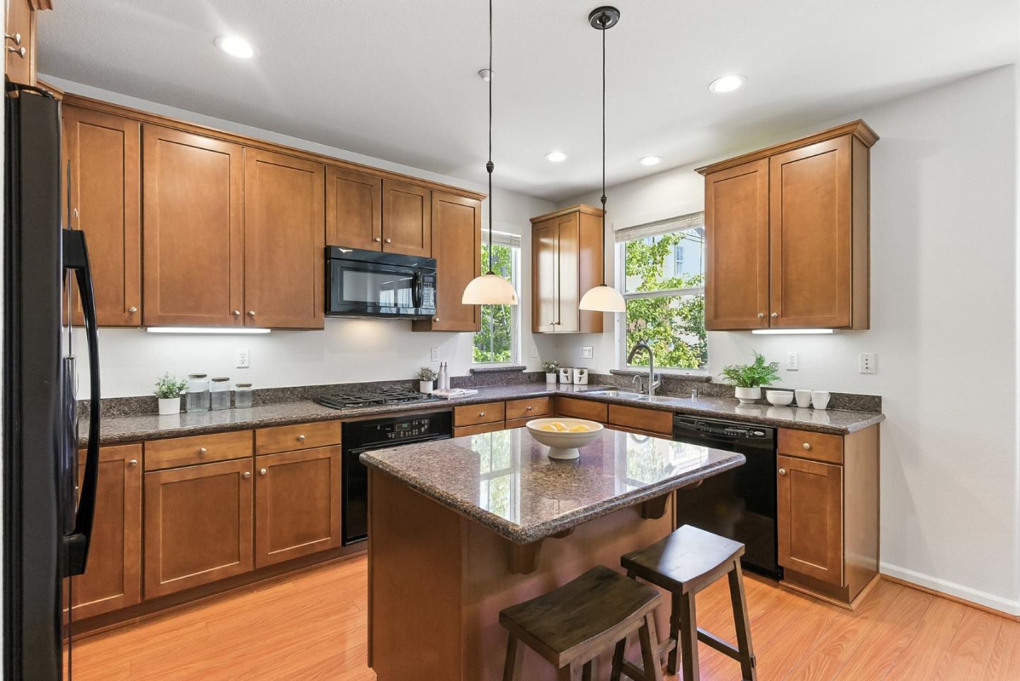 Detail Gallery Image 13 of 39 For 211 Peppermint Tree Ter #1,  Sunnyvale,  CA 94086 - 3 Beds | 3/1 Baths