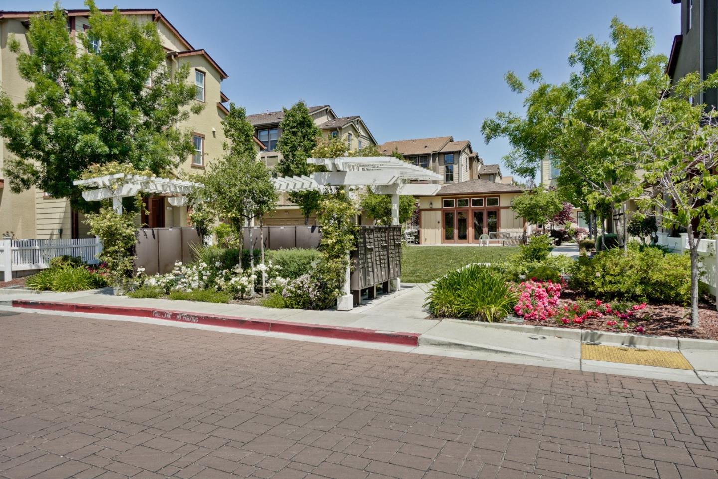 Detail Gallery Image 30 of 39 For 211 Peppermint Tree Ter #1,  Sunnyvale,  CA 94086 - 3 Beds | 3/1 Baths