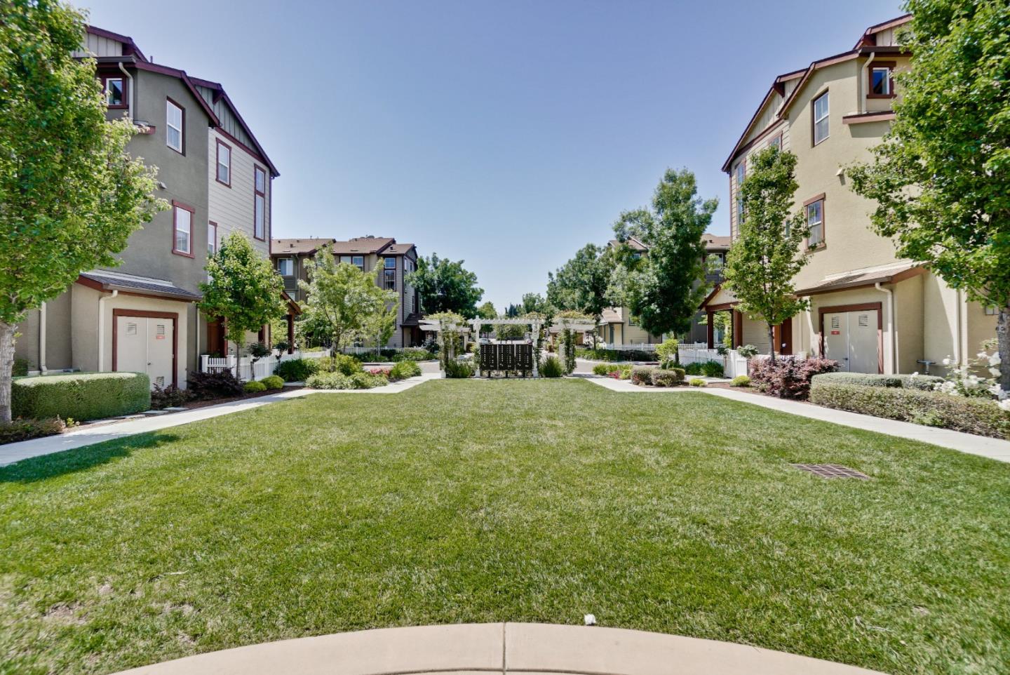 Detail Gallery Image 32 of 39 For 211 Peppermint Tree Ter #1,  Sunnyvale,  CA 94086 - 3 Beds | 3/1 Baths