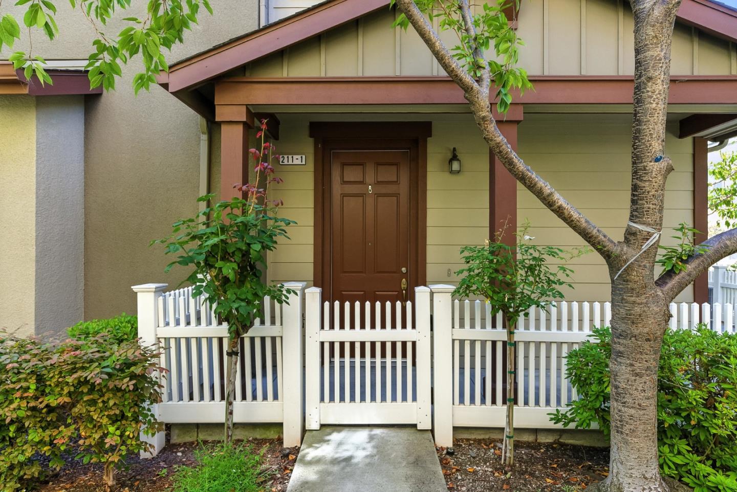 Detail Gallery Image 4 of 39 For 211 Peppermint Tree Ter #1,  Sunnyvale,  CA 94086 - 3 Beds | 3/1 Baths