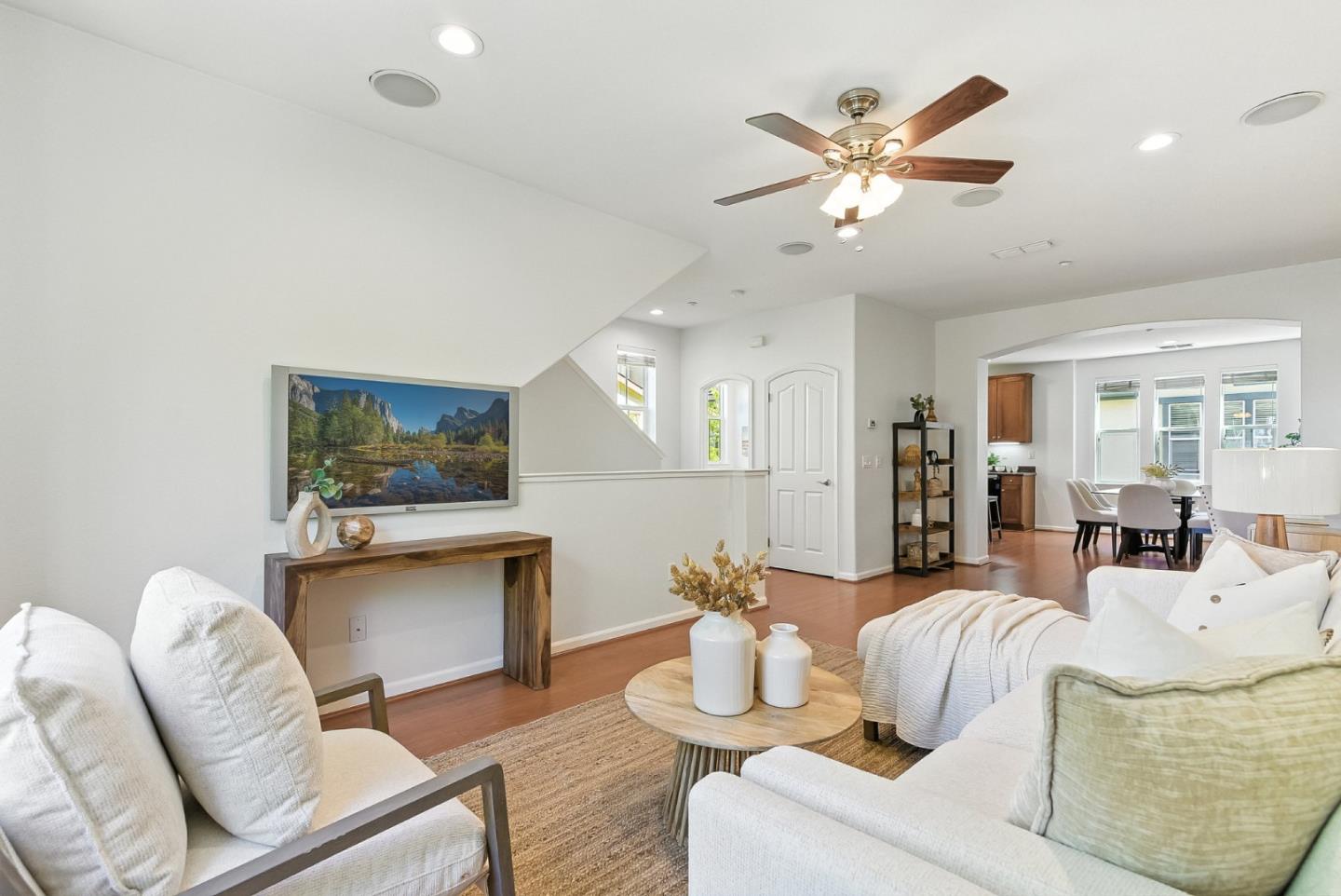 Detail Gallery Image 7 of 39 For 211 Peppermint Tree Ter #1,  Sunnyvale,  CA 94086 - 3 Beds | 3/1 Baths