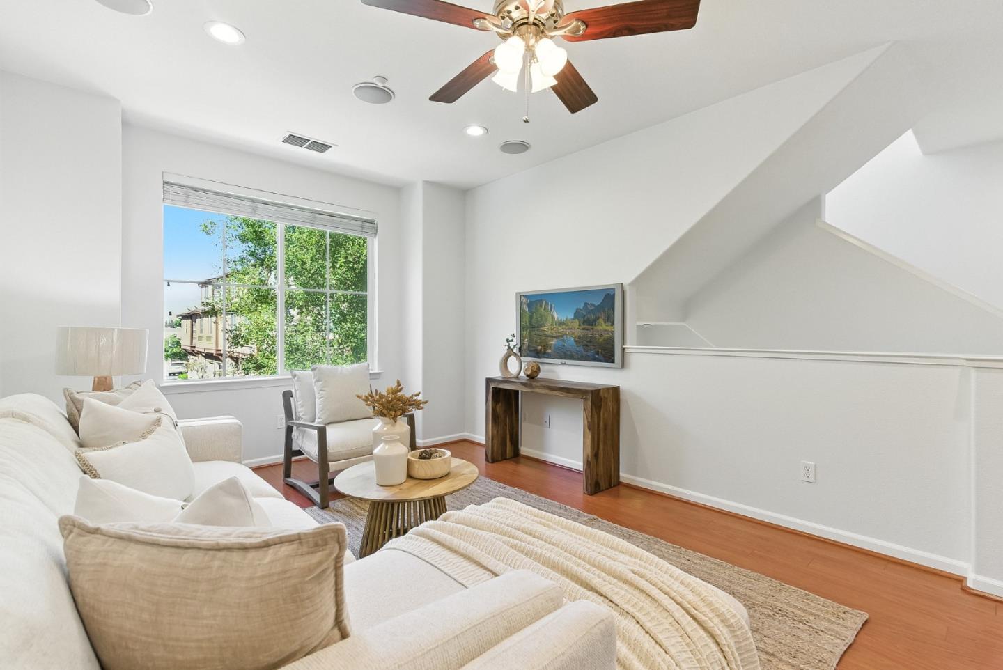 Detail Gallery Image 8 of 39 For 211 Peppermint Tree Ter #1,  Sunnyvale,  CA 94086 - 3 Beds | 3/1 Baths