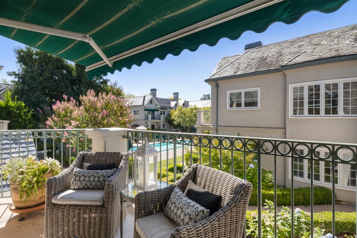 Detail Gallery Image 10 of 32 For 1 W Edith Ave #B208,  Los Altos,  CA 94022 - 3 Beds | 2 Baths