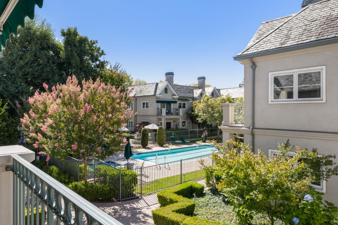 Detail Gallery Image 11 of 32 For 1 W Edith Ave #B208,  Los Altos,  CA 94022 - 3 Beds | 2 Baths