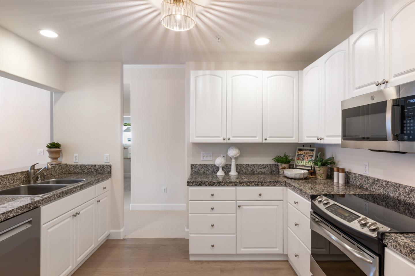 Detail Gallery Image 14 of 32 For 1 W Edith Ave #B208,  Los Altos,  CA 94022 - 3 Beds | 2 Baths
