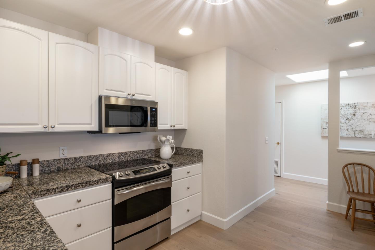 Detail Gallery Image 15 of 32 For 1 W Edith Ave #B208,  Los Altos,  CA 94022 - 3 Beds | 2 Baths