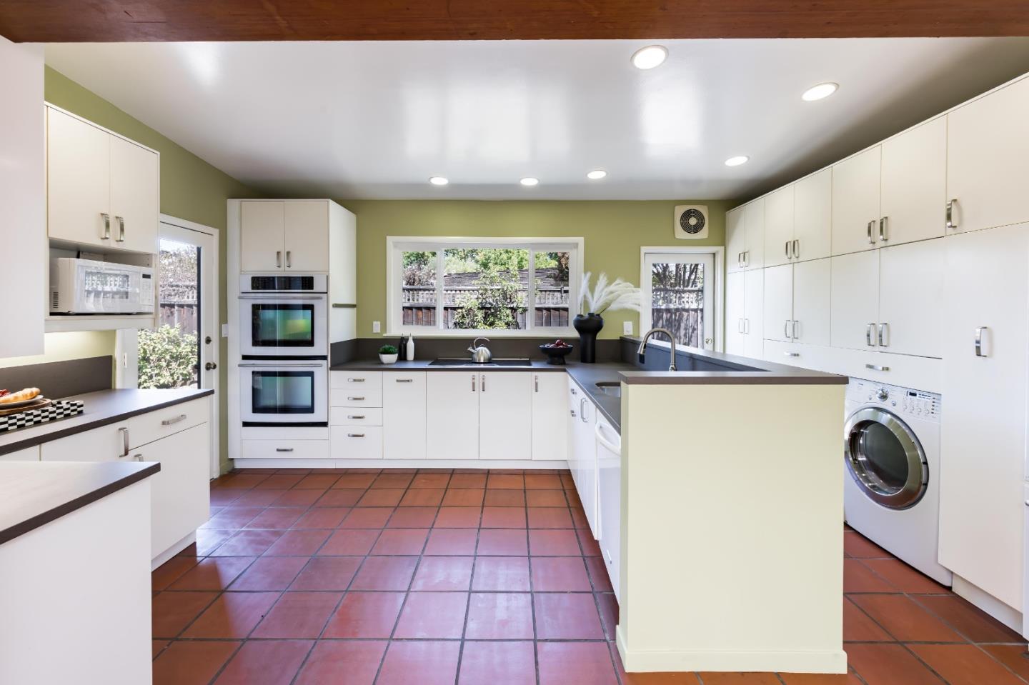Detail Gallery Image 10 of 32 For 876 Southampton Dr, Palo Alto,  CA 94303 - 3 Beds | 2/1 Baths