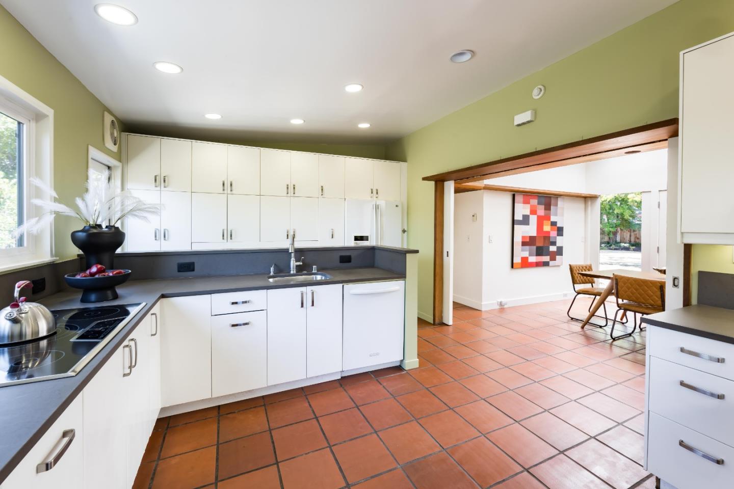 Detail Gallery Image 11 of 32 For 876 Southampton Dr, Palo Alto,  CA 94303 - 3 Beds | 2/1 Baths
