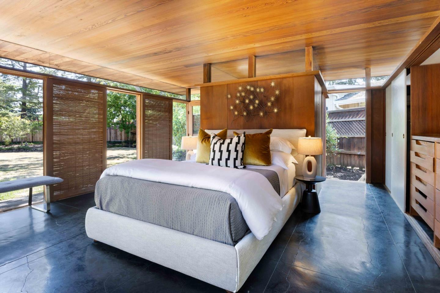 Detail Gallery Image 12 of 32 For 876 Southampton Dr, Palo Alto,  CA 94303 - 3 Beds | 2/1 Baths
