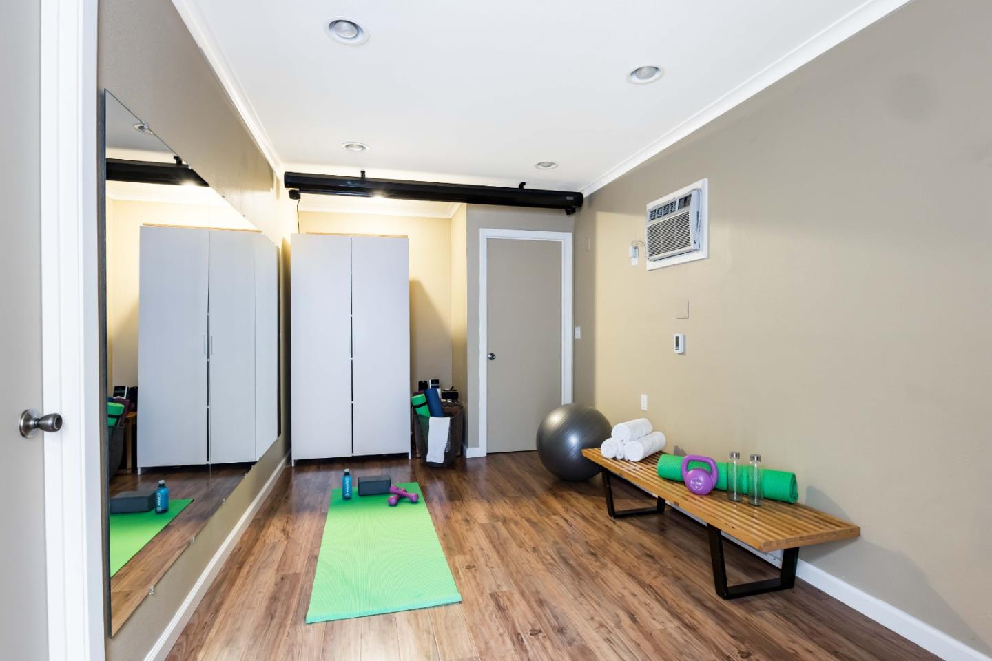 Detail Gallery Image 15 of 32 For 876 Southampton Dr, Palo Alto,  CA 94303 - 3 Beds | 2/1 Baths
