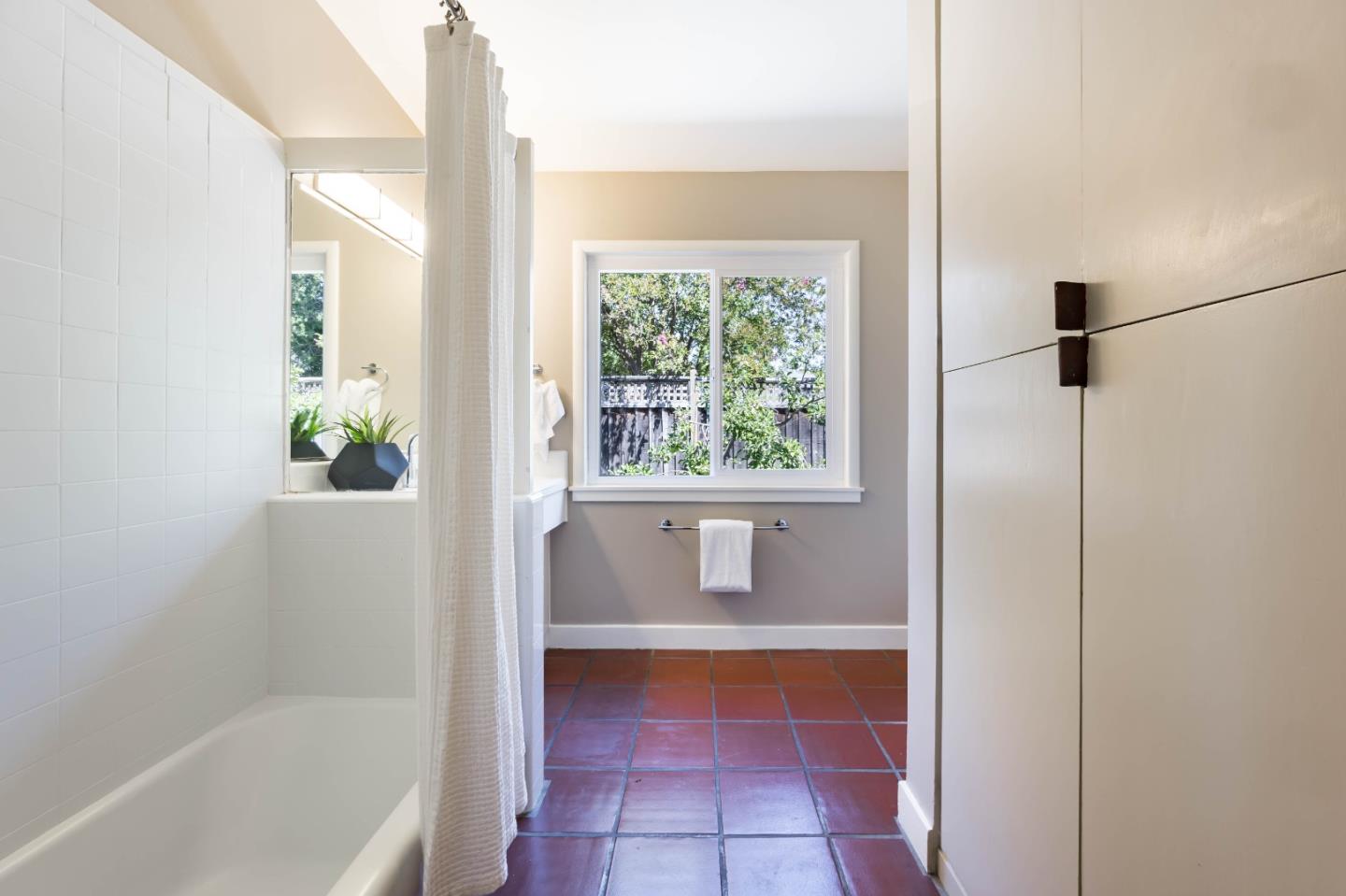 Detail Gallery Image 18 of 32 For 876 Southampton Dr, Palo Alto,  CA 94303 - 3 Beds | 2/1 Baths