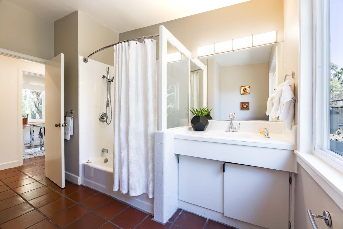 Detail Gallery Image 19 of 32 For 876 Southampton Dr, Palo Alto,  CA 94303 - 3 Beds | 2/1 Baths