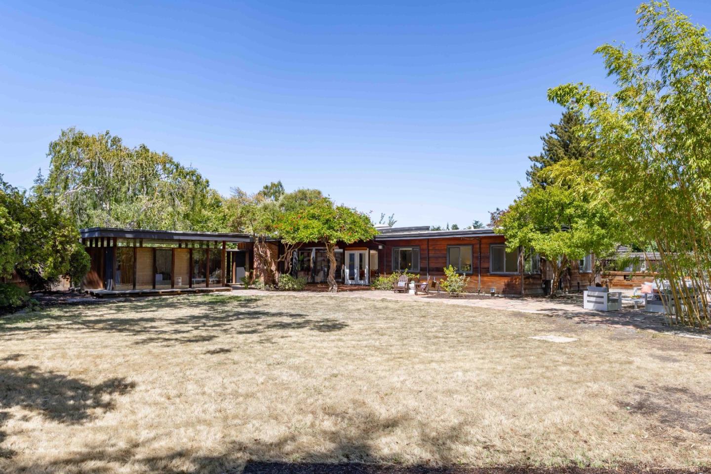 Detail Gallery Image 22 of 32 For 876 Southampton Dr, Palo Alto,  CA 94303 - 3 Beds | 2/1 Baths