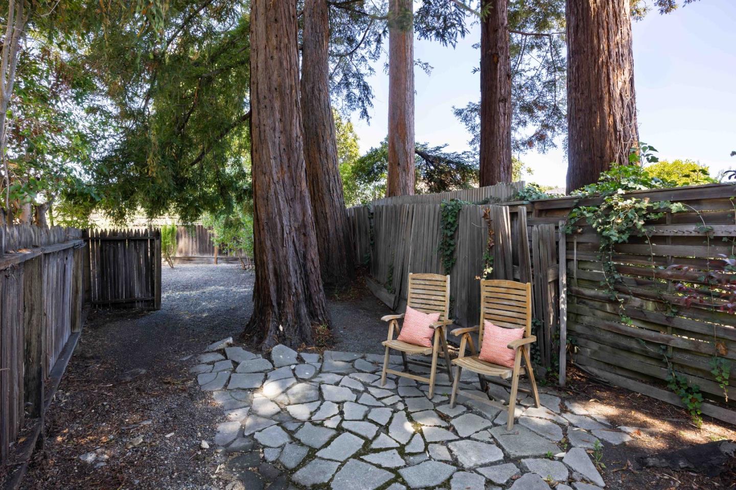 Detail Gallery Image 25 of 32 For 876 Southampton Dr, Palo Alto,  CA 94303 - 3 Beds | 2/1 Baths
