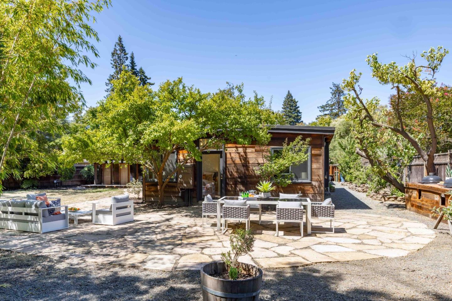 Detail Gallery Image 26 of 32 For 876 Southampton Dr, Palo Alto,  CA 94303 - 3 Beds | 2/1 Baths