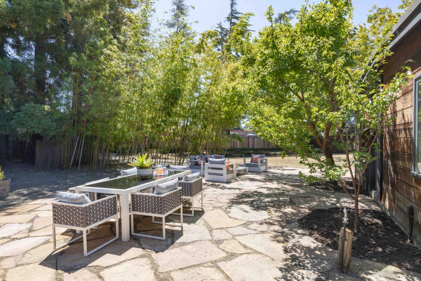 Detail Gallery Image 28 of 32 For 876 Southampton Dr, Palo Alto,  CA 94303 - 3 Beds | 2/1 Baths