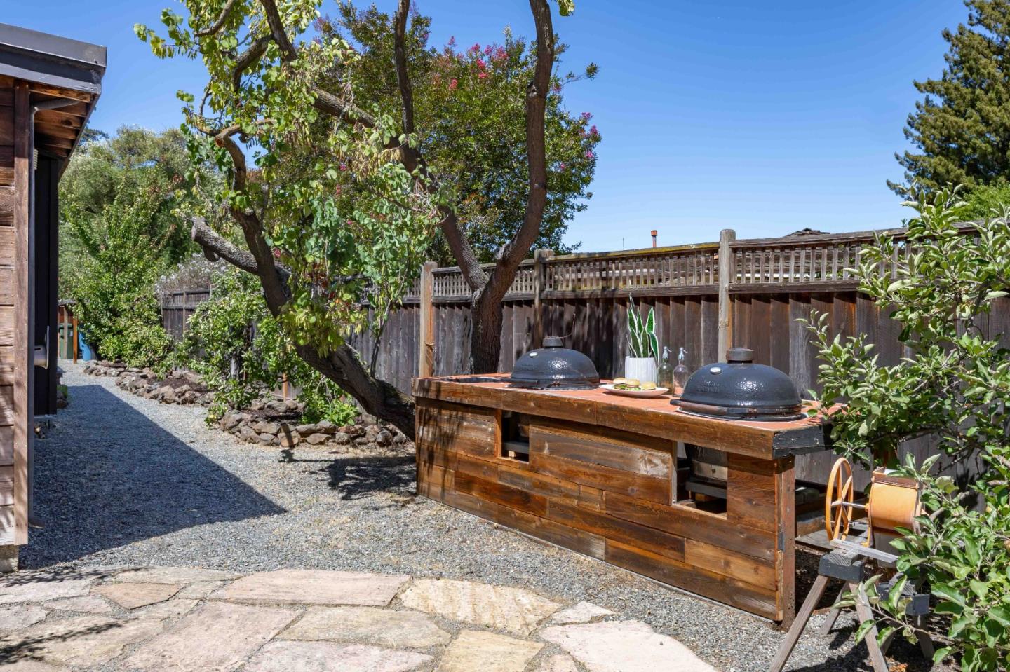 Detail Gallery Image 29 of 32 For 876 Southampton Dr, Palo Alto,  CA 94303 - 3 Beds | 2/1 Baths
