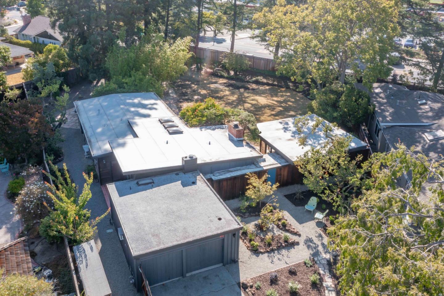 Detail Gallery Image 30 of 32 For 876 Southampton Dr, Palo Alto,  CA 94303 - 3 Beds | 2/1 Baths