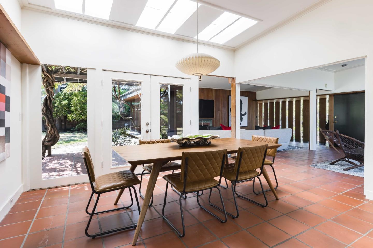Detail Gallery Image 8 of 32 For 876 Southampton Dr, Palo Alto,  CA 94303 - 3 Beds | 2/1 Baths
