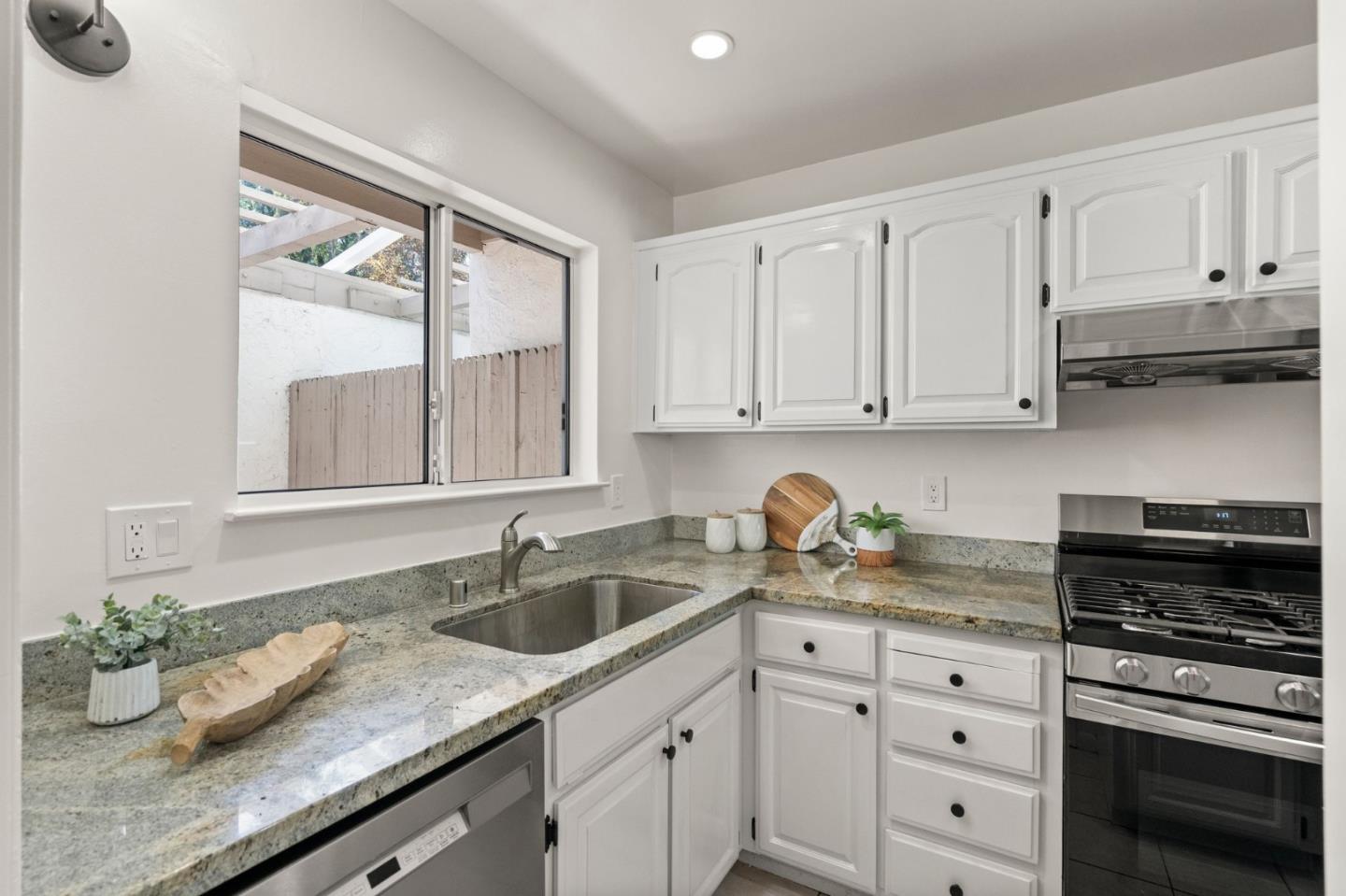 Detail Gallery Image 7 of 32 For 10359 Mary Ave, Cupertino,  CA 95014 - 2 Beds | 1/1 Baths