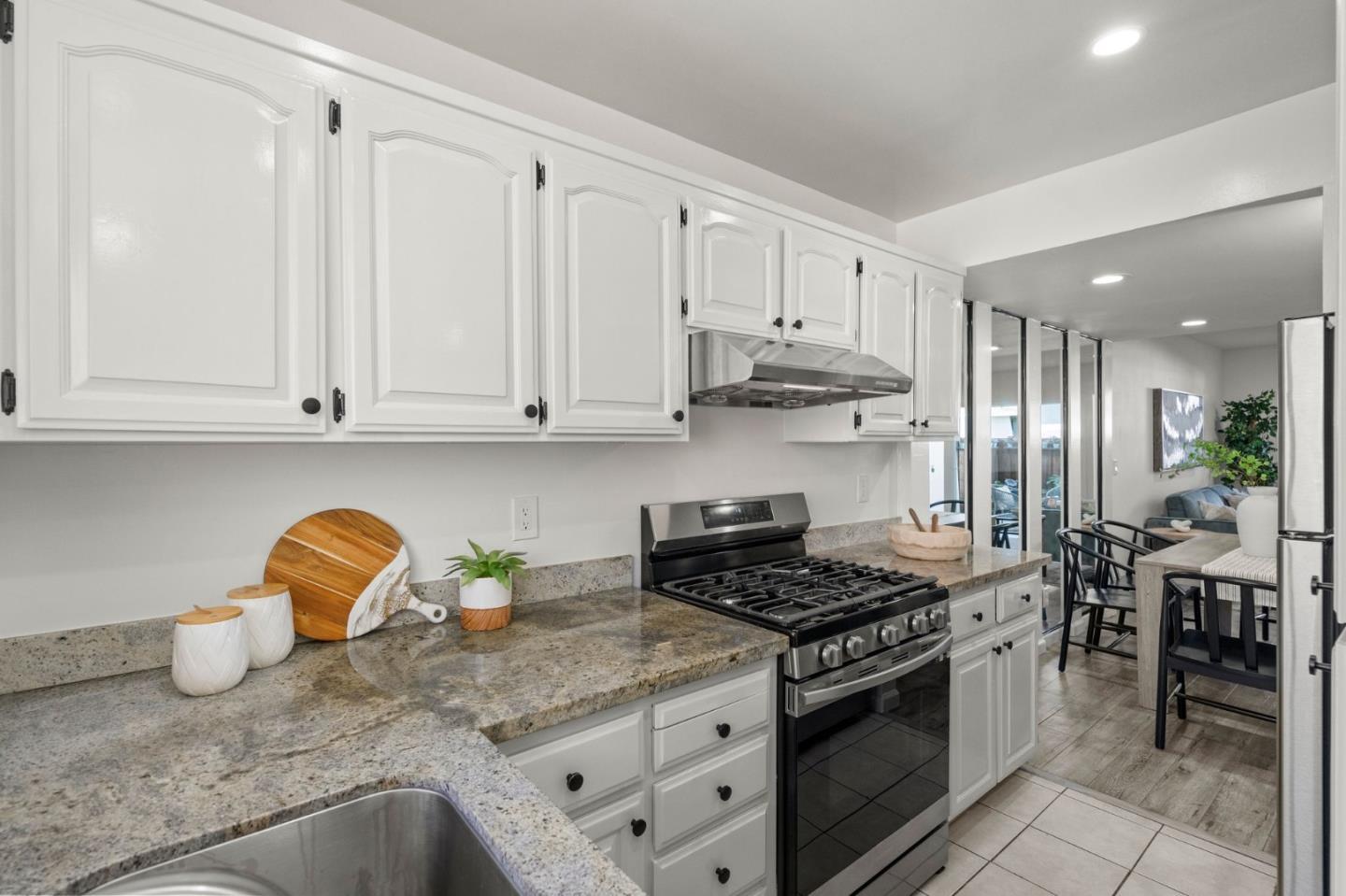Detail Gallery Image 8 of 32 For 10359 Mary Ave, Cupertino,  CA 95014 - 2 Beds | 1/1 Baths