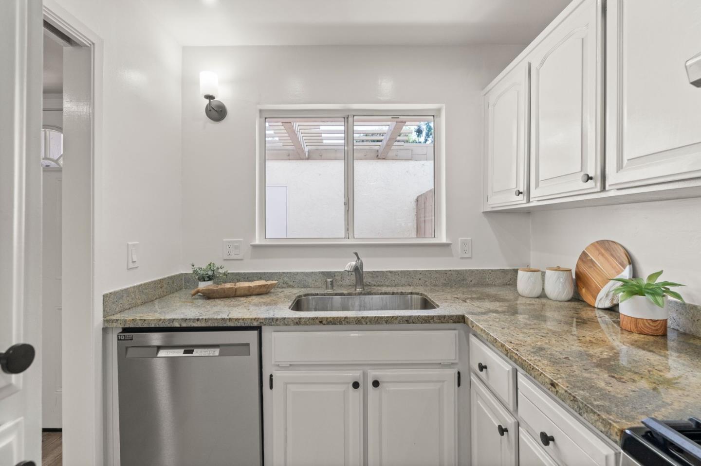 Detail Gallery Image 9 of 32 For 10359 Mary Ave, Cupertino,  CA 95014 - 2 Beds | 1/1 Baths