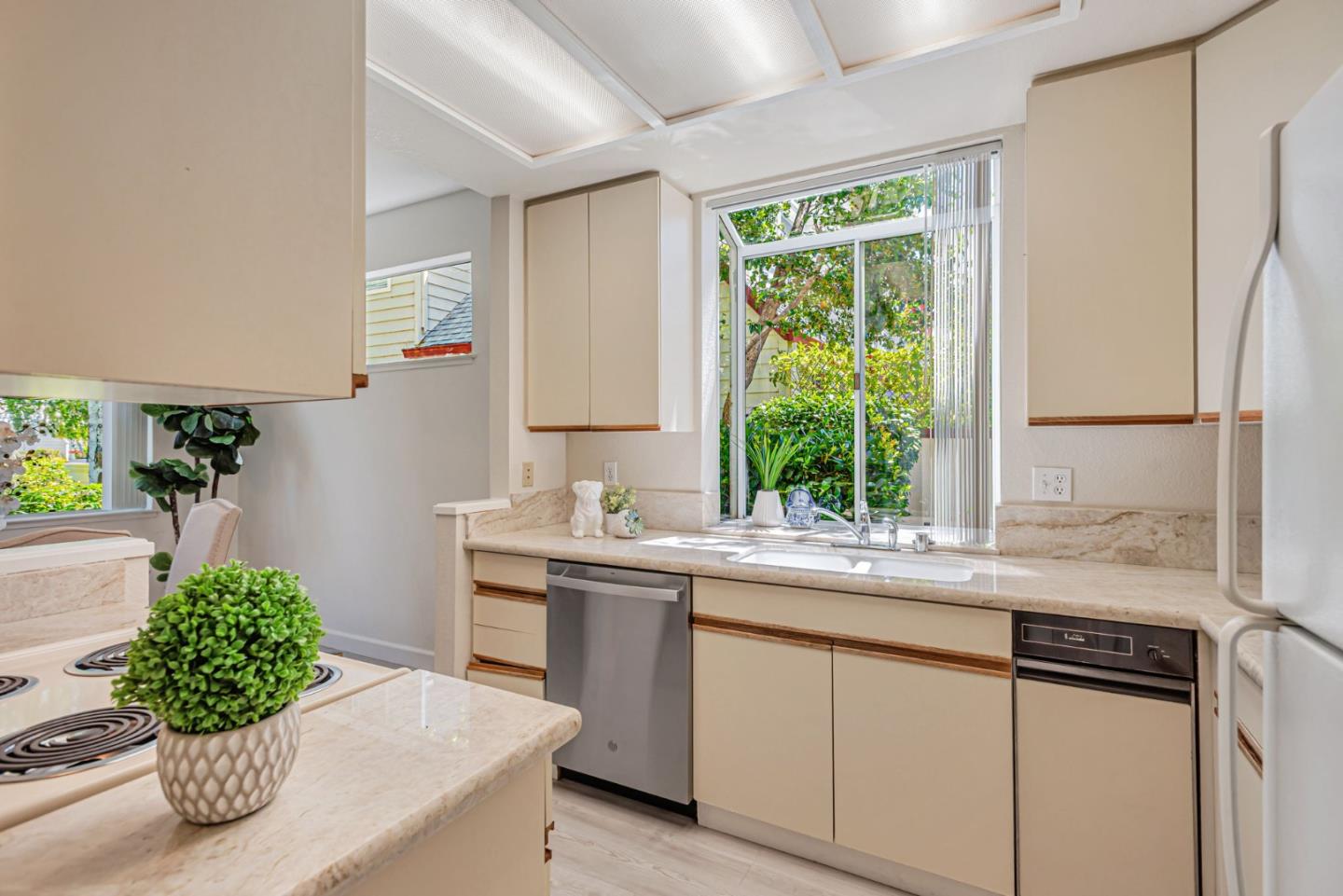 Detail Gallery Image 11 of 40 For 1403 Chelsea Way, Redwood City,  CA 94061 - 2 Beds | 2 Baths