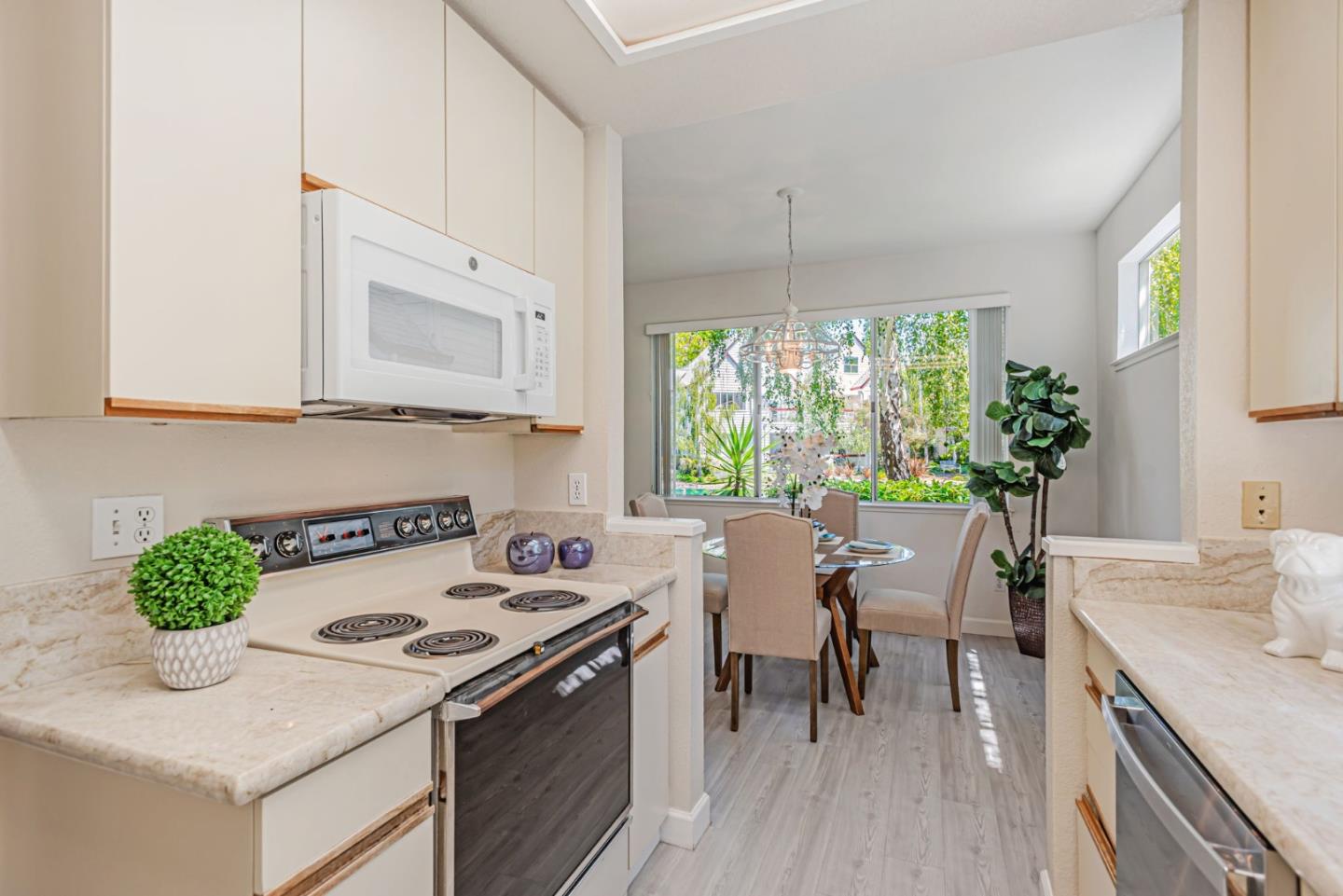 Detail Gallery Image 12 of 40 For 1403 Chelsea Way, Redwood City,  CA 94061 - 2 Beds | 2 Baths