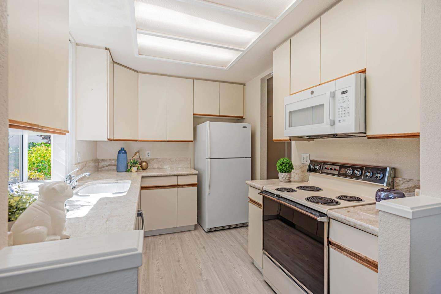 Detail Gallery Image 13 of 40 For 1403 Chelsea Way, Redwood City,  CA 94061 - 2 Beds | 2 Baths