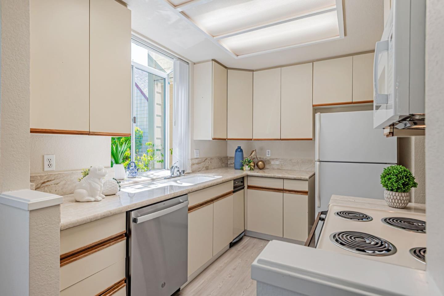 Detail Gallery Image 14 of 40 For 1403 Chelsea Way, Redwood City,  CA 94061 - 2 Beds | 2 Baths