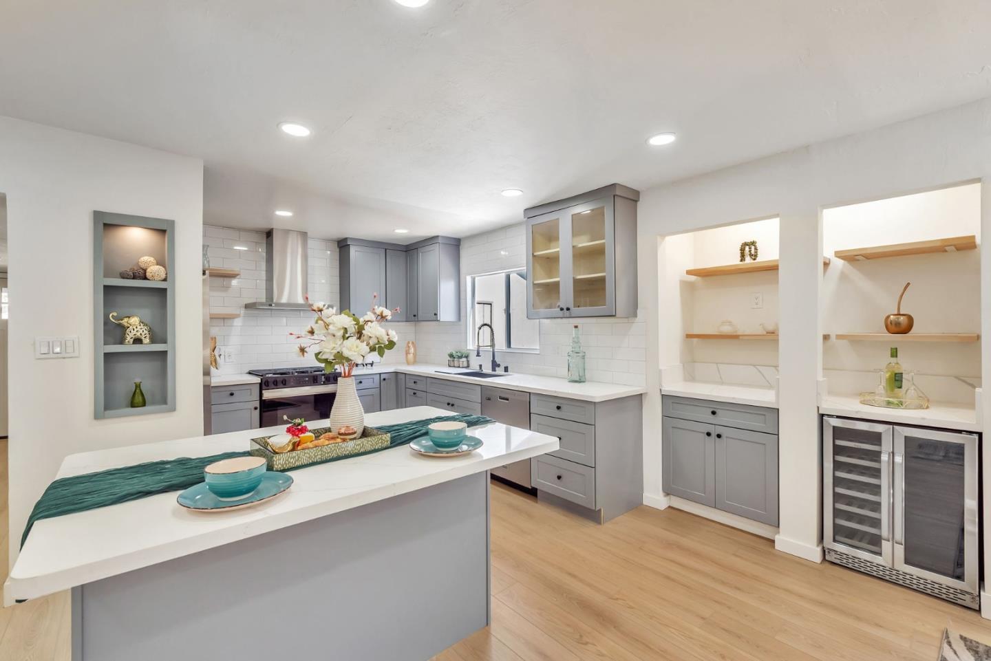 Detail Gallery Image 7 of 29 For 803 Corlista Dr, San Jose,  CA 95128 - 3 Beds | 2 Baths