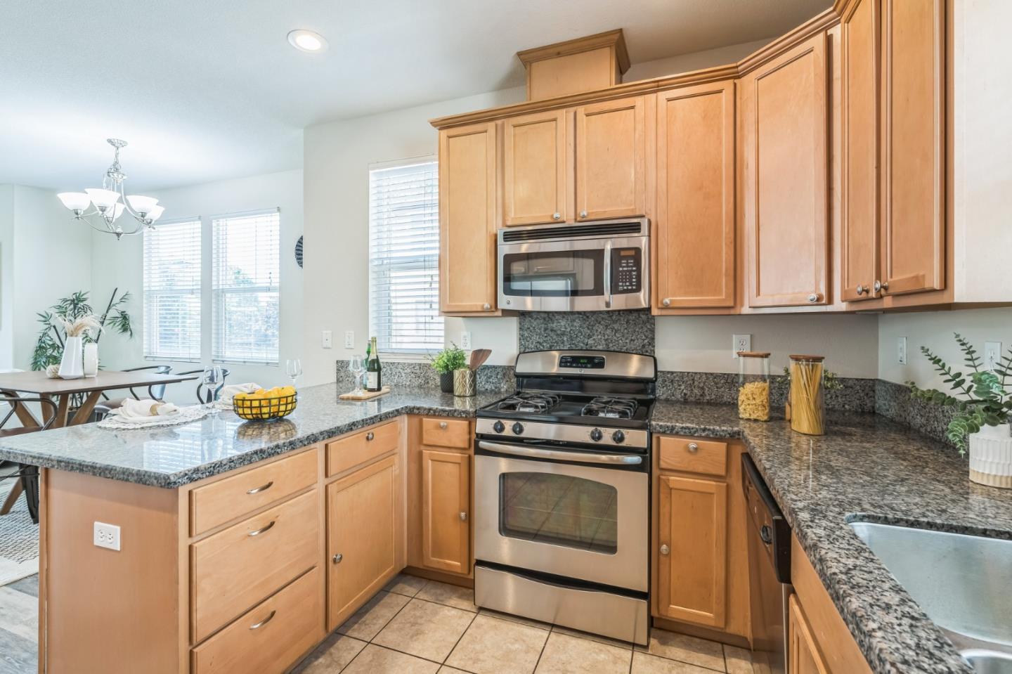 Detail Gallery Image 7 of 19 For 1202 Martin Luther King Dr, Hayward,  CA 94541 - 3 Beds | 3 Baths