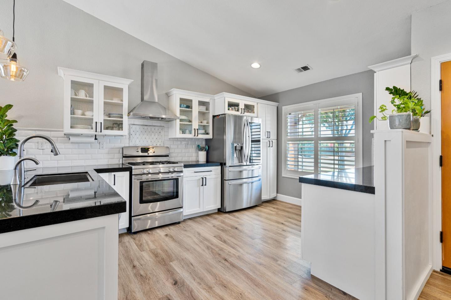 Detail Gallery Image 10 of 41 For 2399 Paradise Dr, Hollister,  CA 95023 - 4 Beds | 2 Baths