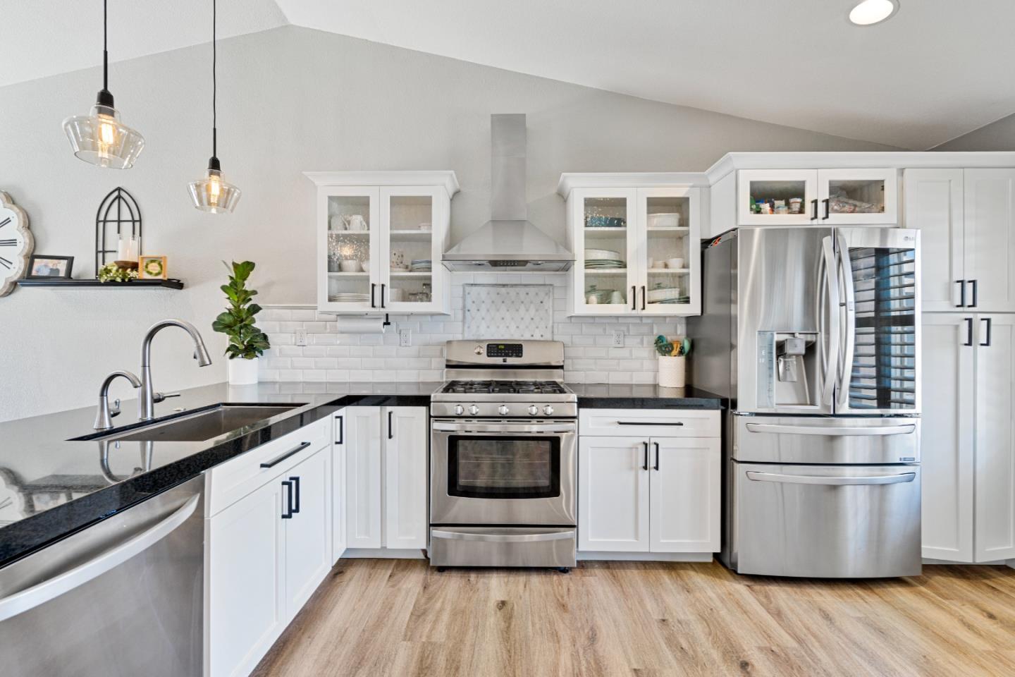 Detail Gallery Image 11 of 41 For 2399 Paradise Dr, Hollister,  CA 95023 - 4 Beds | 2 Baths