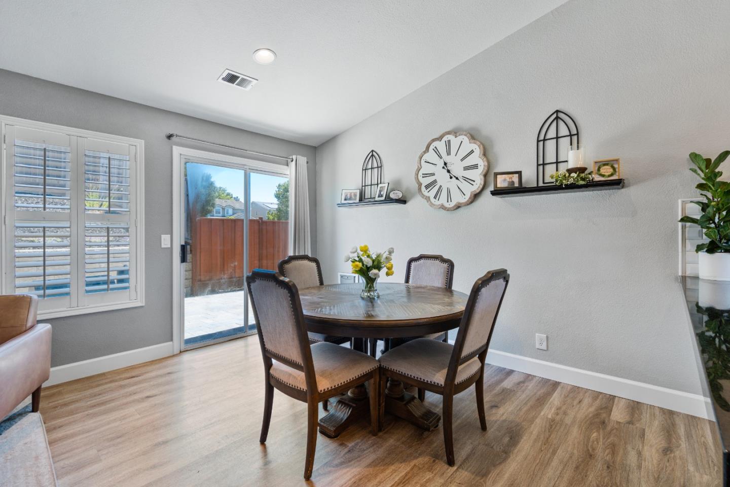 Detail Gallery Image 14 of 41 For 2399 Paradise Dr, Hollister,  CA 95023 - 4 Beds | 2 Baths