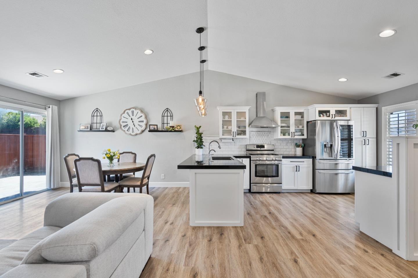 Detail Gallery Image 20 of 41 For 2399 Paradise Dr, Hollister,  CA 95023 - 4 Beds | 2 Baths