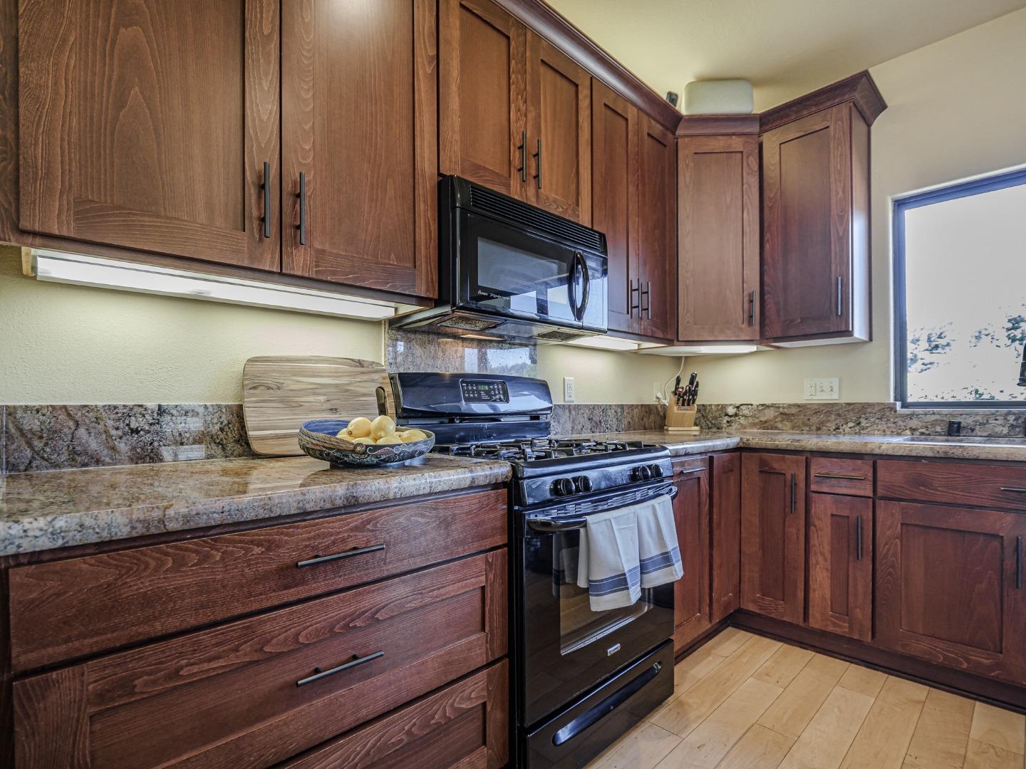 Detail Gallery Image 18 of 76 For 14 Sageland Ct, Scotts Valley,  CA 95066 - 4 Beds | 3 Baths