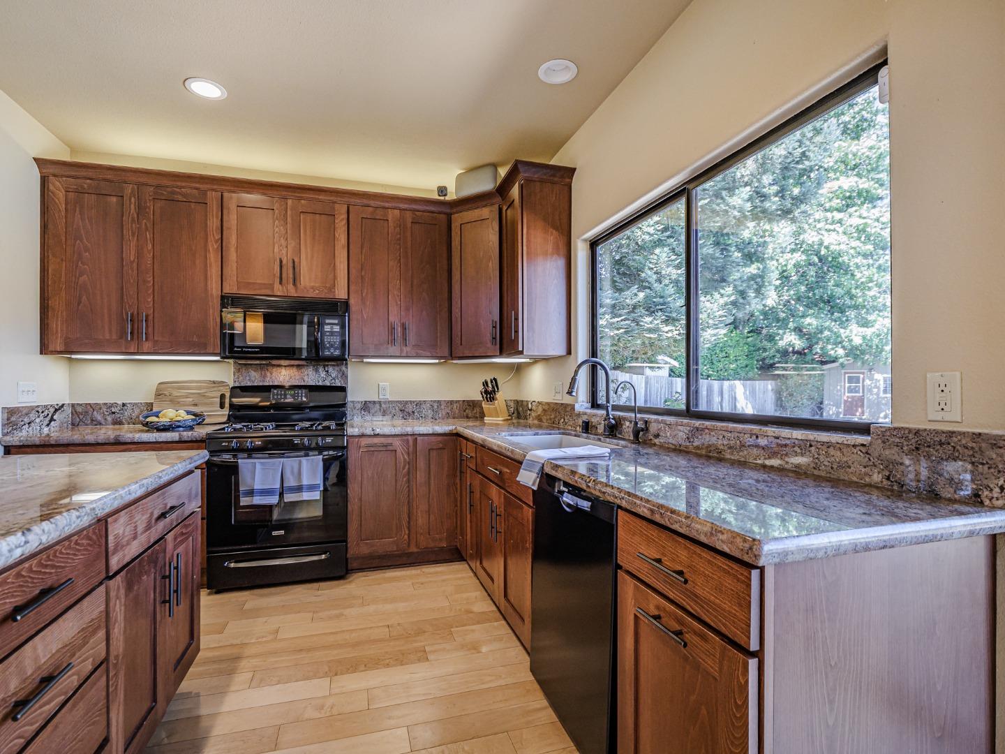Detail Gallery Image 20 of 76 For 14 Sageland Ct, Scotts Valley,  CA 95066 - 4 Beds | 3 Baths