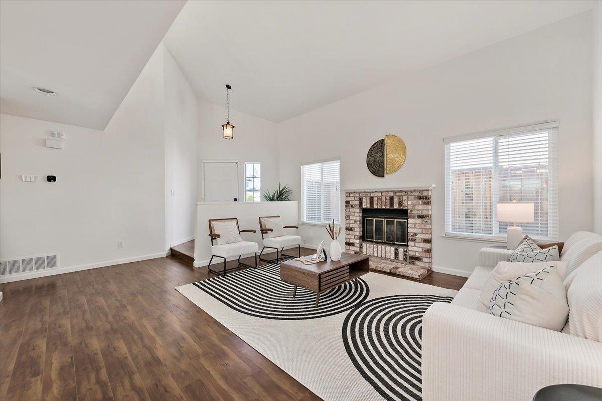 Detail Gallery Image 2 of 24 For 2914 Creek Point Dr, San Jose,  CA 95133 - 3 Beds | 2/1 Baths