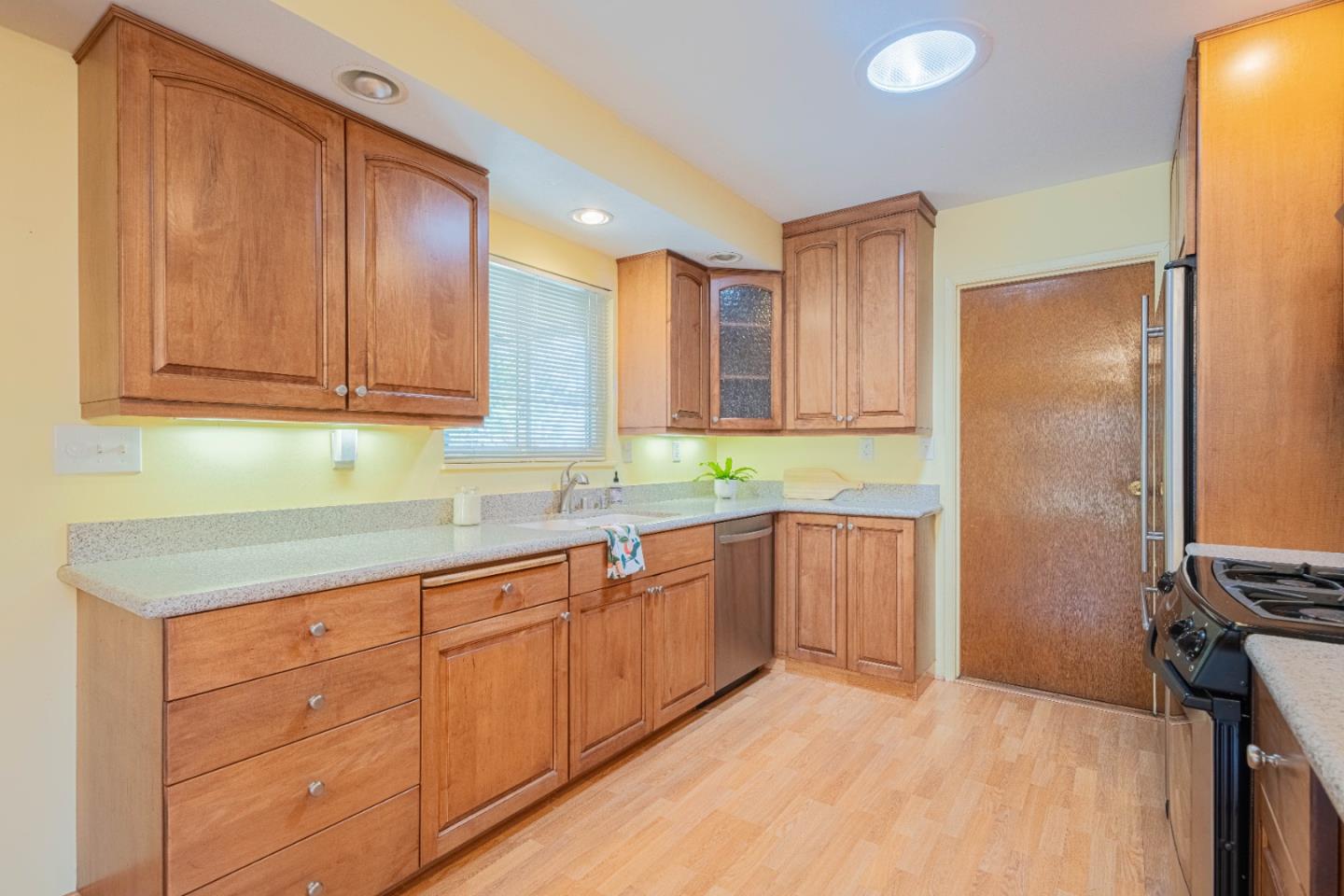 Detail Gallery Image 13 of 29 For 170 Del Mar Dr, Salinas,  CA 93901 - 4 Beds | 2 Baths