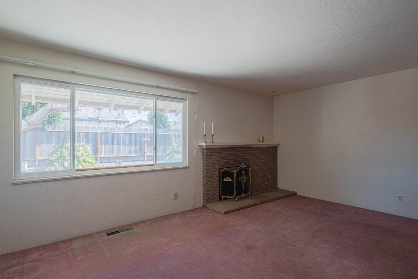 Detail Gallery Image 5 of 29 For 170 Del Mar Dr, Salinas,  CA 93901 - 4 Beds | 2 Baths
