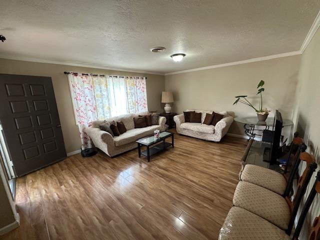 Detail Gallery Image 3 of 7 For 1825 Luzern St, Seaside,  CA 93955 - 3 Beds | 1 Baths