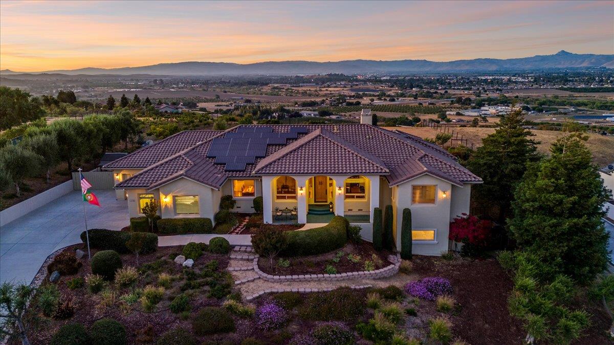 Detail Gallery Image 4 of 76 For 4116 Ashford Cir, Hollister,  CA 95023 - 4 Beds | 3/1 Baths