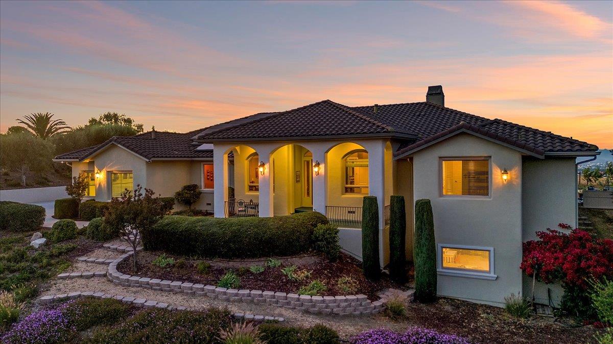 Detail Gallery Image 5 of 76 For 4116 Ashford Cir, Hollister,  CA 95023 - 4 Beds | 3/1 Baths