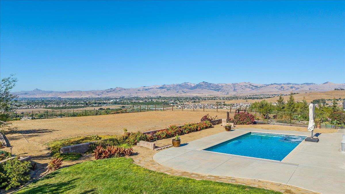 Detail Gallery Image 62 of 76 For 4116 Ashford Cir, Hollister,  CA 95023 - 4 Beds | 3/1 Baths