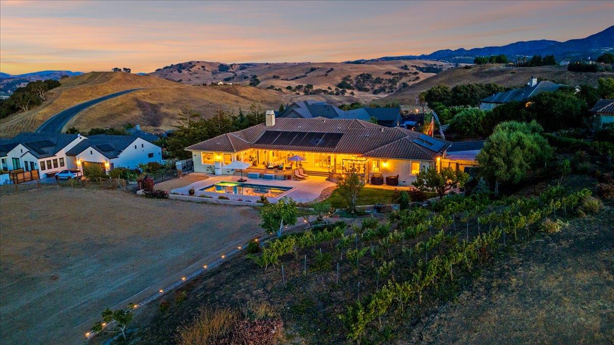 Detail Gallery Image 8 of 76 For 4116 Ashford Cir, Hollister,  CA 95023 - 4 Beds | 3/1 Baths