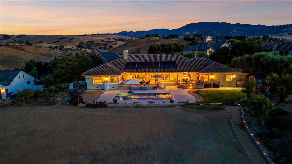 Detail Gallery Image 9 of 76 For 4116 Ashford Cir, Hollister,  CA 95023 - 4 Beds | 3/1 Baths