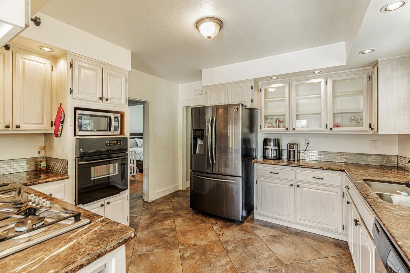 Detail Gallery Image 14 of 36 For 1179 San Benito St, Hollister,  CA 95023 - 2 Beds | 1 Baths