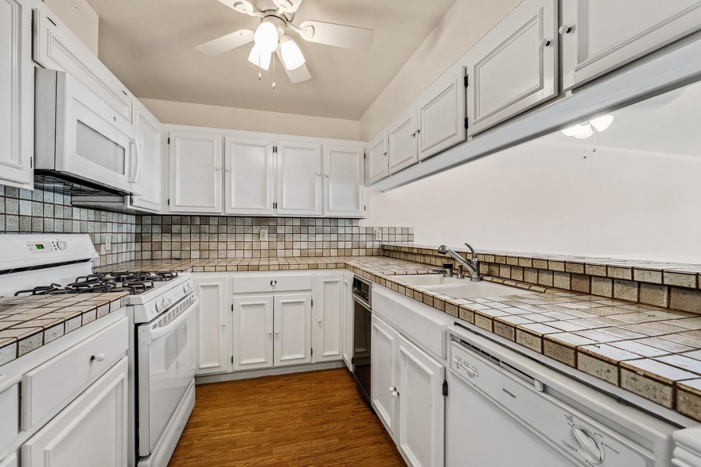 Detail Gallery Image 6 of 21 For 1396 El Camino Real #302,  Millbrae,  CA 94030 - 2 Beds | 2 Baths