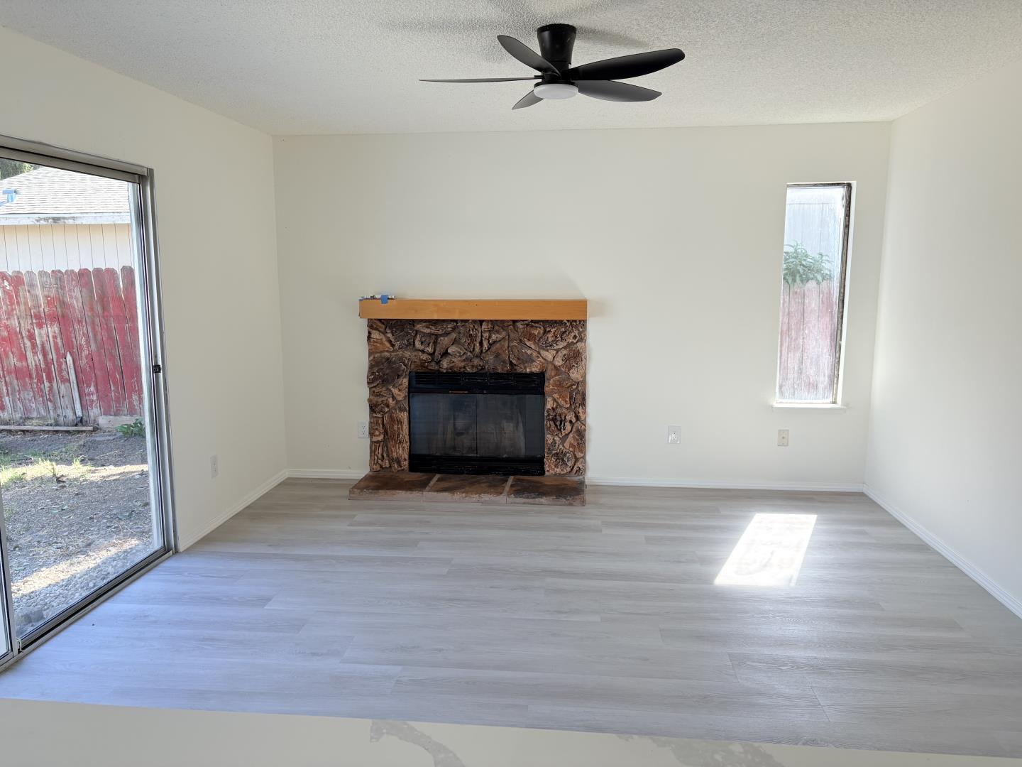 Detail Gallery Image 10 of 22 For 3985 Limestone Way, Sacramento,  CA 95823 - 4 Beds | 2 Baths